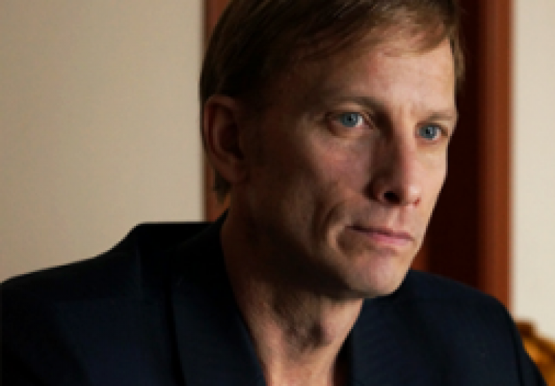 Interviu cu Mark Dybul, directorul executiv al Fondului Global: „Ar fi bine ca Moldova să majoreze contribuțiile pentru sănătate, pentru că volumul asistenței externe nu va mai fi același”