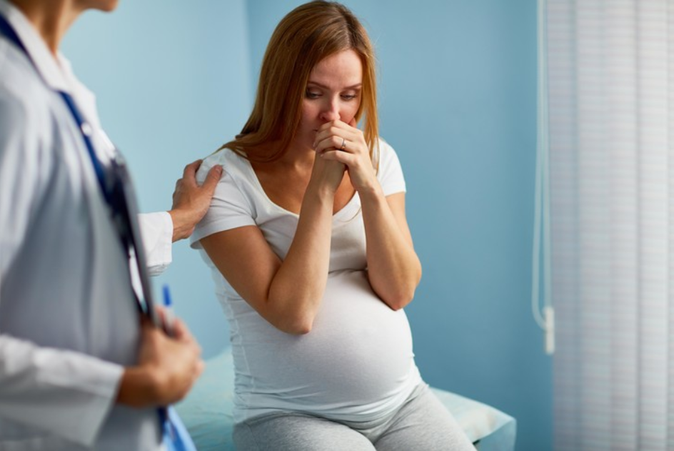 O femeie însărcinată cu un medic