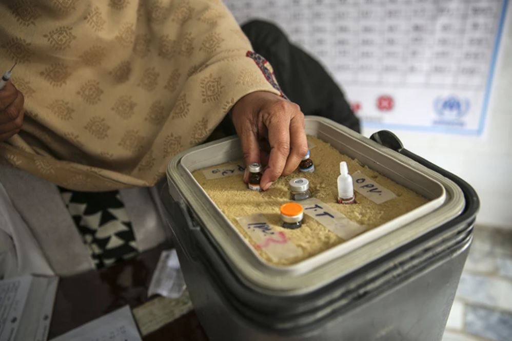 Работник Расширенной программы иммунизации готовит вакцину от кори в поликлинике в Новшера, Пакистан